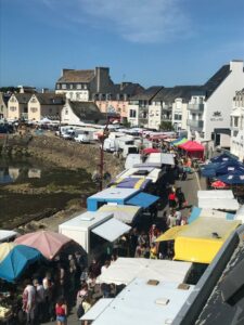 Marché semi-nocturne sur le port de Lesconil